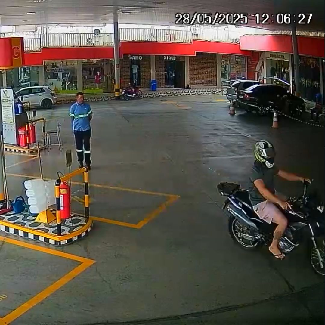 motociclista invadindo posto de gasolina