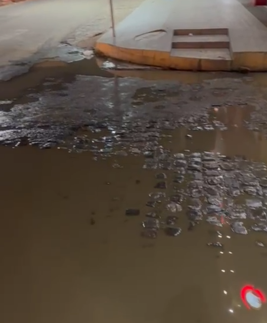 Esgoto na principal avenida de ST vem causando acidentes, diz leitora