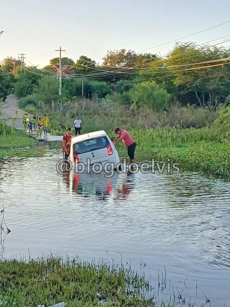 Carro cai em passagem molhada prometida por deputado da região 1 Carro cai em passagem molhada prometida por deputado da região