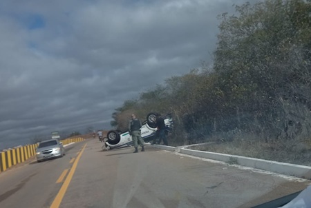 Viatura da Polícia Científica capota em rodovia do sertão nesta sexta-feira 1 Viatura da Polícia Científica capota em rodovia do sertão nesta sexta-feira