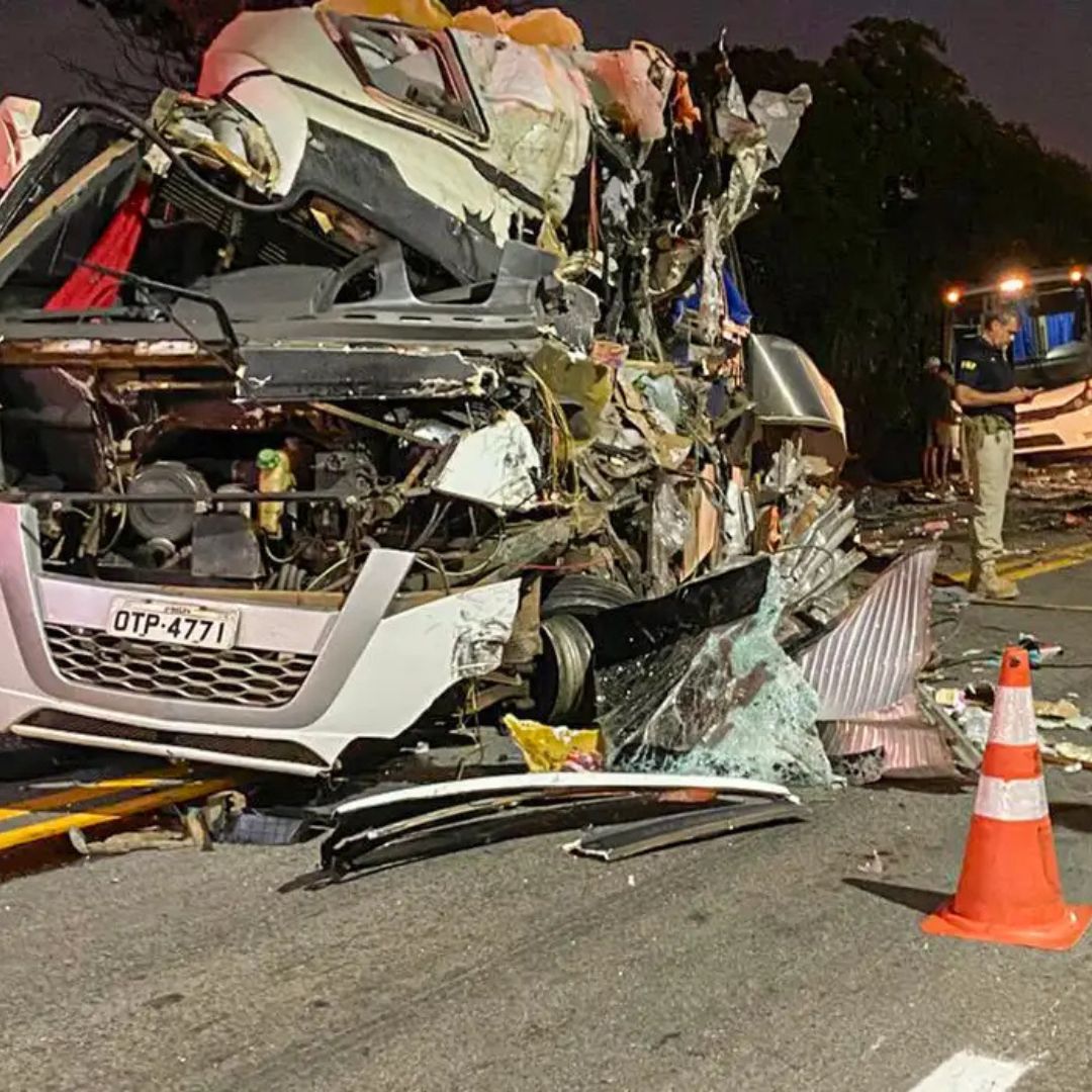 Colisão envolvendo ônibus de universitários da UFPA deixa cinco mortos em GO 1 colisão