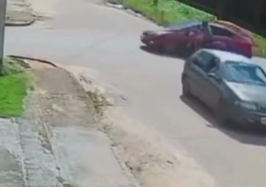 Vídeo: adolescentes “roubam” carro da mãe e atropelam motociclista 1 Vídeo: adolescentes “roubam” carro da mãe e atropelam motociclista - Imagem: Reprodução