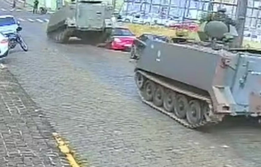 Vídeo: na contramão, tanque do Exército passa por cima de lateral de carro estacionado 1 Vídeo: na contramão, tanque do Exército passa por cima de lateral de carro estacionado - Foto: Reprodução