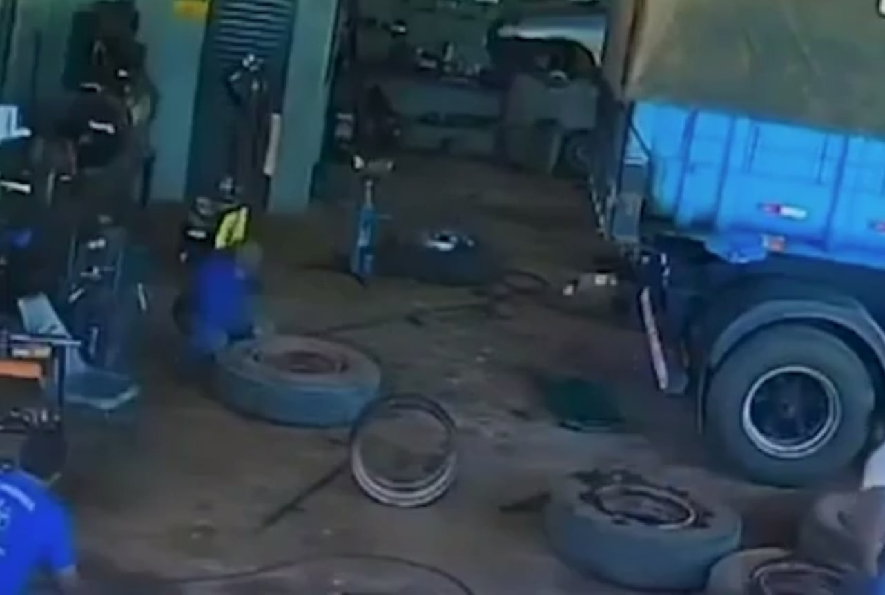 Vídeo: homem morre após pneu de caminhão explodir na calibragem 1 Vídeo: homem morre após pneu de caminhão explodir na calibragem - Foto: Reprodução