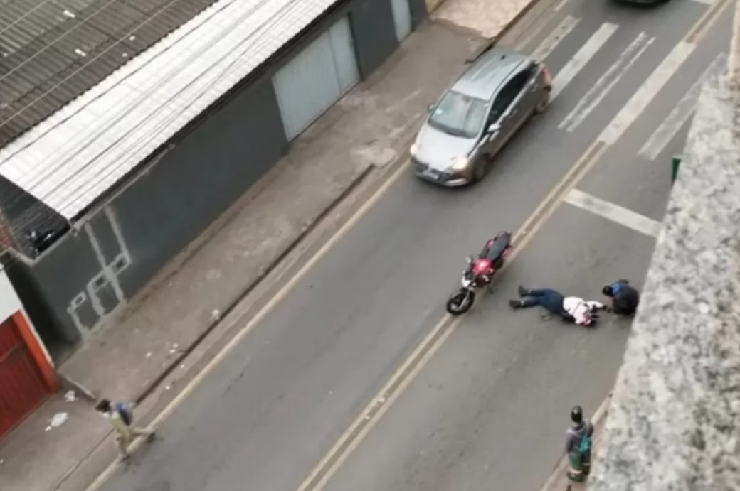 Vídeo: pai espanca motociclista após filho ser atropelado na faixa 1 Vídeo: pai espanca motociclista após filho ser atropelado na faixa - Foto: Reprodução/Divulgação