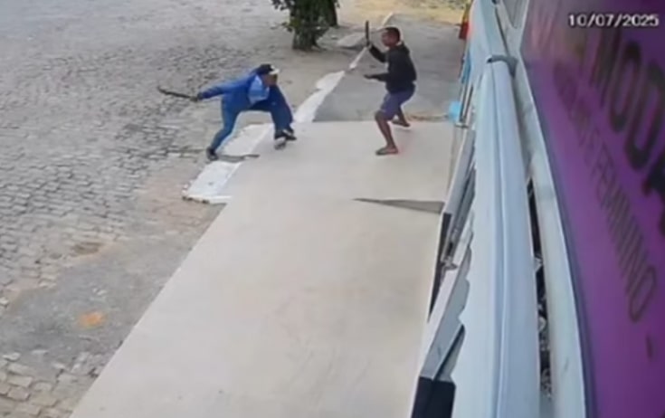 Vídeo: homens são flagrados lutando com facões; ambos ficaram feridos - Foto: Reprodução