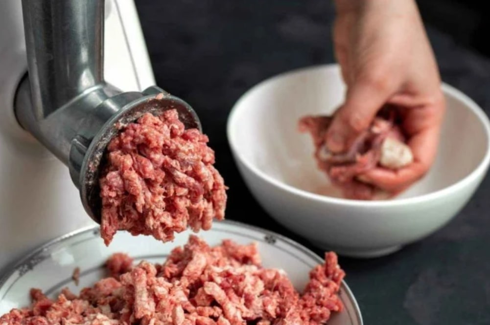 Tragédia em fábrica: Jovem morre moído em máquina 1 Tragédia em fábrica: Jovem morre moído em máquina - Foto: Freepik