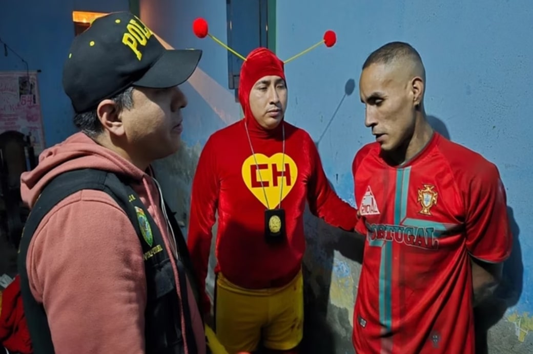 Policial se veste de Chapolin Colorado e prende traficantes no Peru 1 Policial se veste de Chapolin Colorado e prende traficantes no Peru - Foto: Divulgação / Polícia Nacional