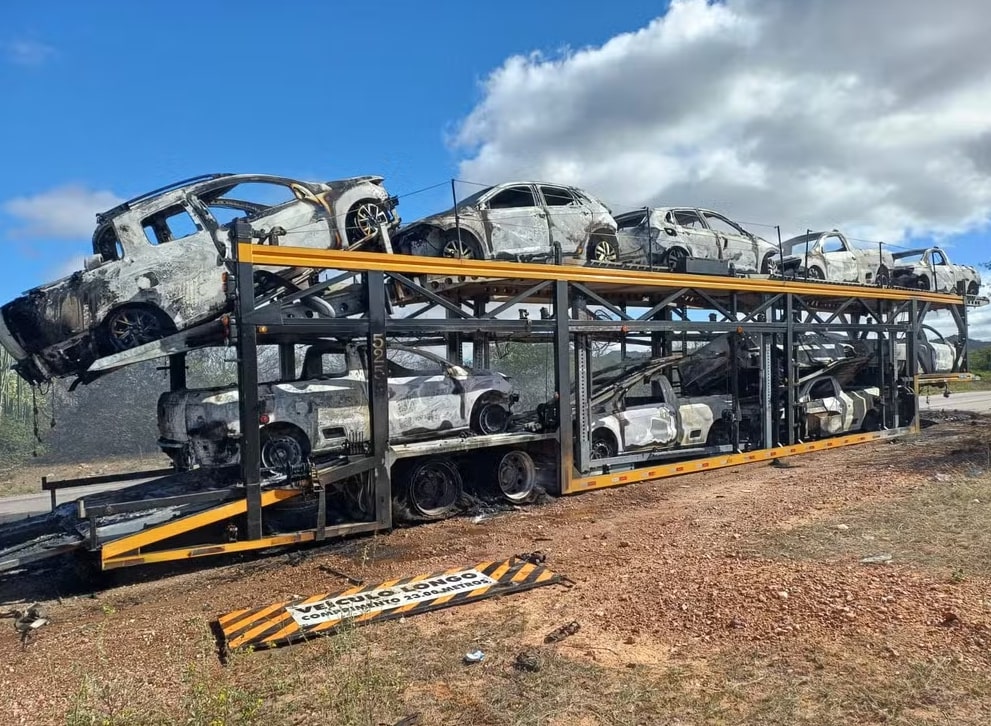 Vídeo: Caminhão cegonha pega fogo e destrói 11 carros 1 Caminhão cegonha pega fogo e destrói 11 carros - Foto: PRF / Divulgação