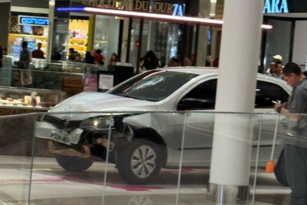 Vídeo: Carro invade shopping, atravessa corredor com clientes e causa pânico 1 Vídeo: Motorista é preso em flagrante após invadir shopping com carro - Foto: Reprodução