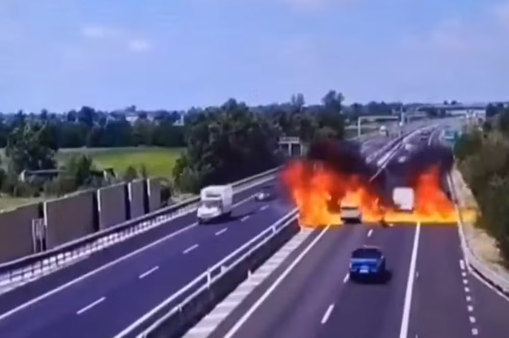 Vídeo: Avião cai no meio de estrada e deixa dois mortos na Itália 1 Avião cai no meio de estrada e deixa dois mortos na Itália - Foto: X / Reprodução