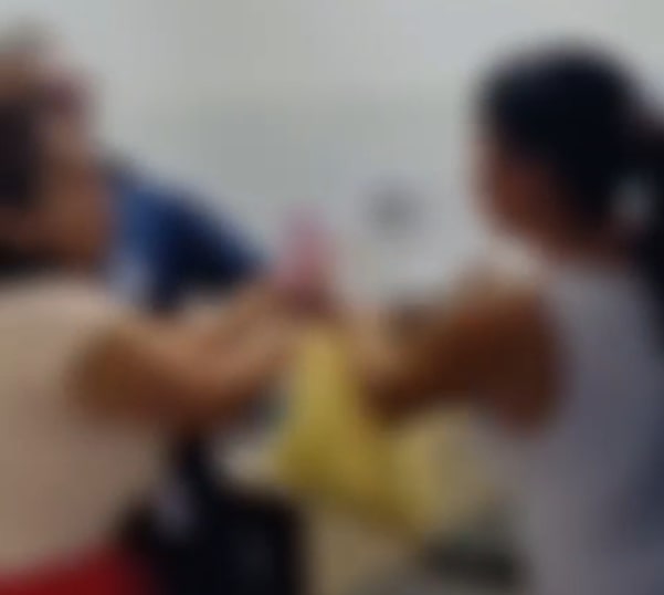 Vídeo: mulher agride servidores após bloqueio do Bolsa Família 1 mulher agride servidores após bloqueio do Bolsa Família - Foto: Reprodução