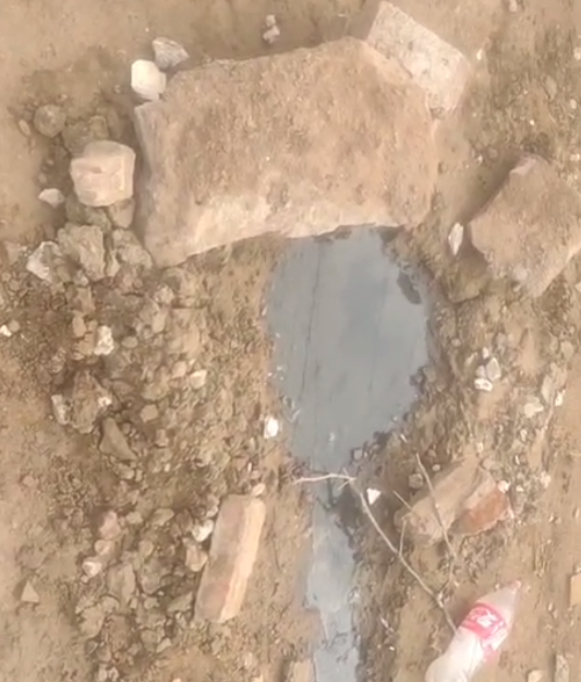 Esgoto a céu aberto 'inferniza' vida de moradores em bairro de Serra Talhada