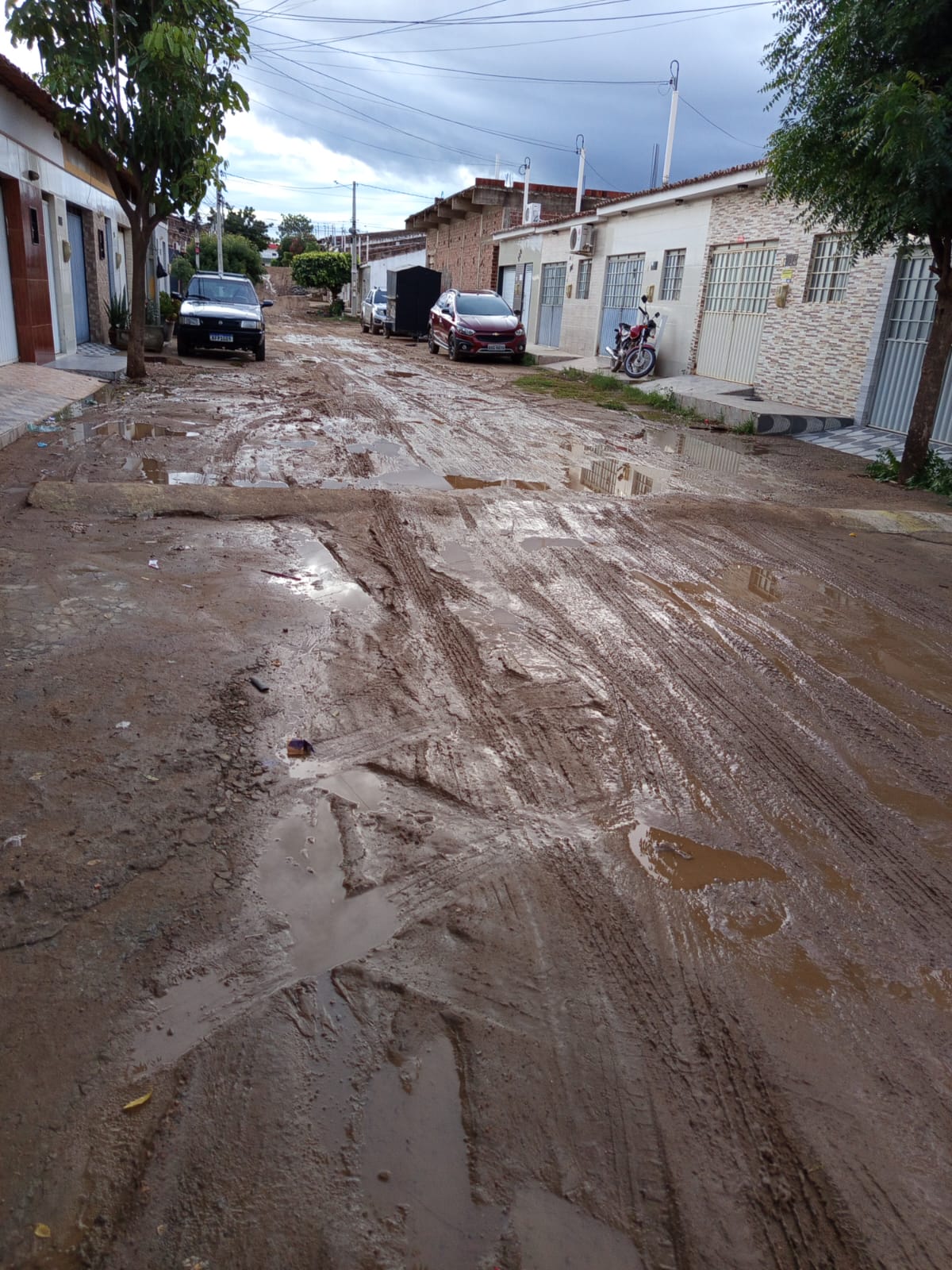 Moradores registram rua em estado precário há 4 anos em ST