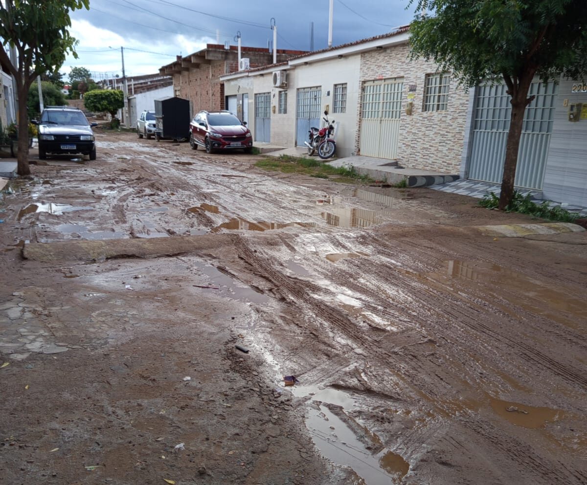 Moradores registram rua em estado precário há 4 anos em ST