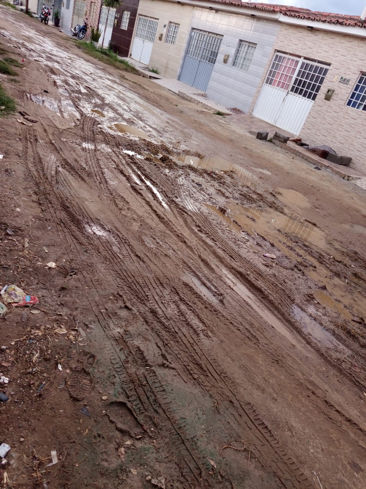 Moradores registram rua em estado precário há 4 anos em ST
