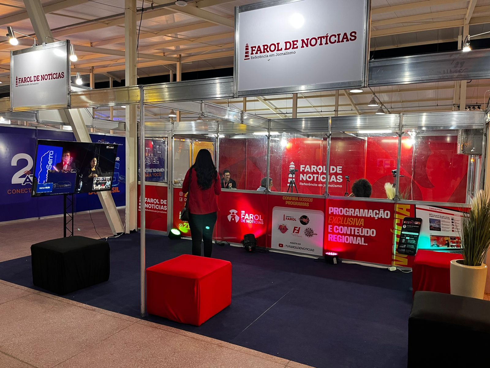 Estande do Farol e da TV Farol recebe público e políticos em Serra Talhada