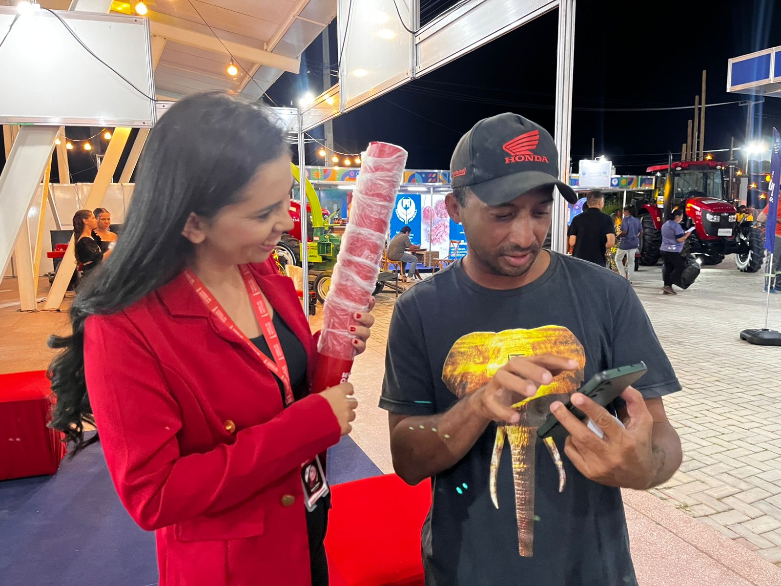 Estande do Farol e da TV Farol recebe público e políticos em Serra Talhada