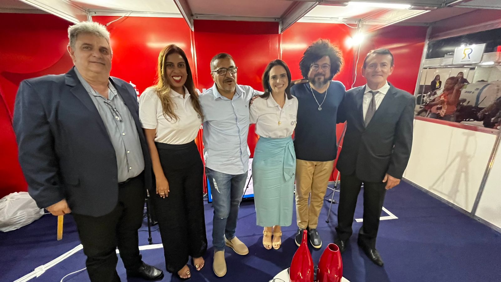 Estande do Farol e da TV Farol recebe público e políticos em Serra Talhada