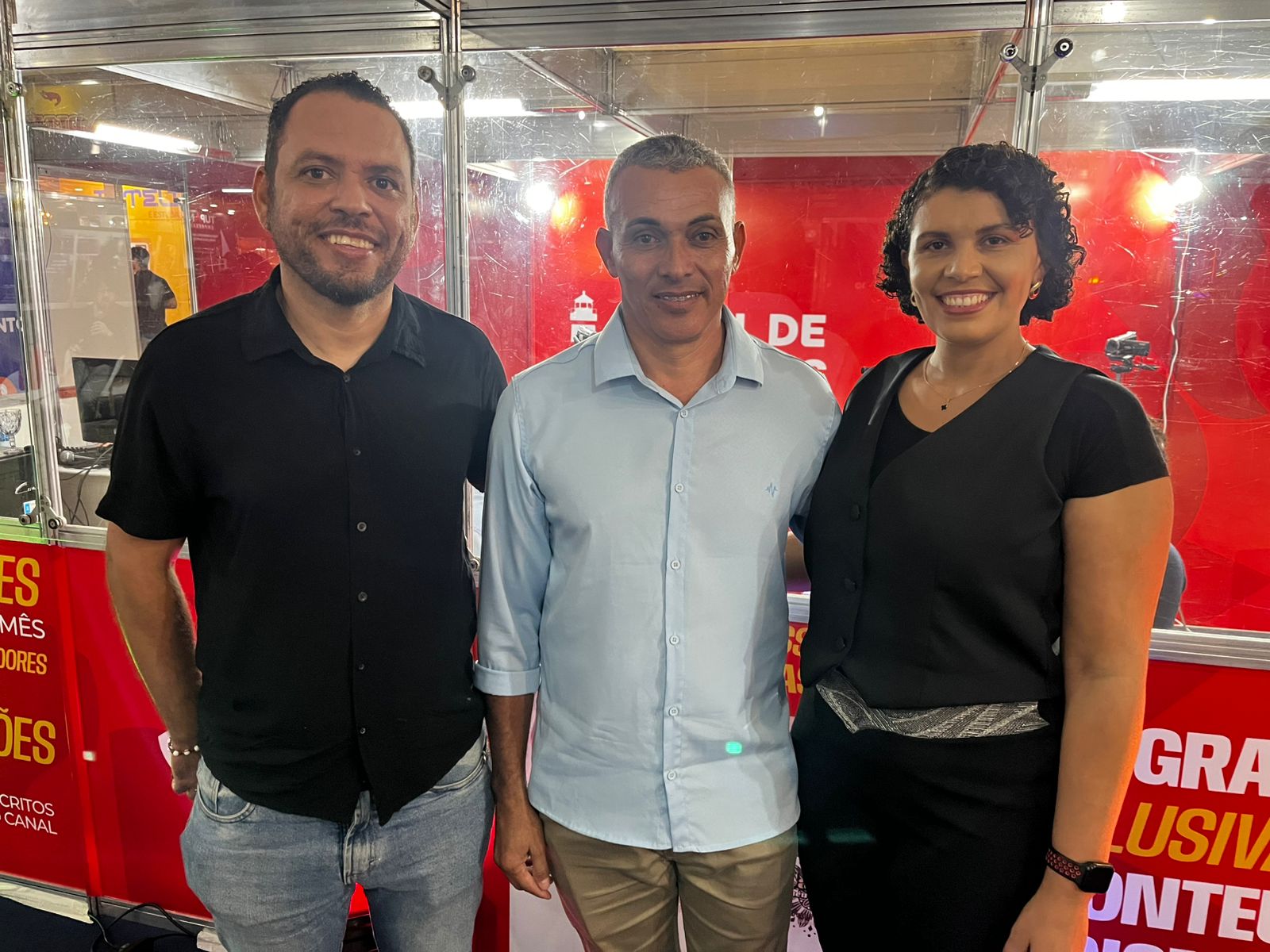 Estande do Farol e da TV Farol recebe público e políticos em Serra Talhada