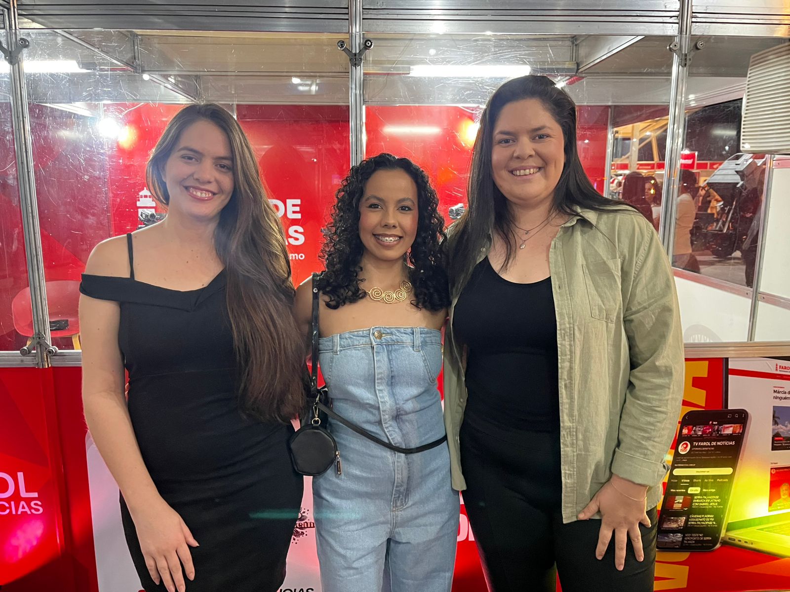 Estande do Farol e da TV Farol recebe público e políticos em Serra Talhada