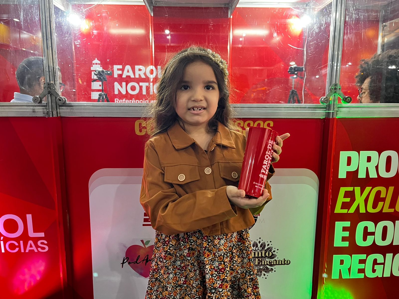 Estande do Farol e da TV Farol recebe público e políticos em Serra Talhada