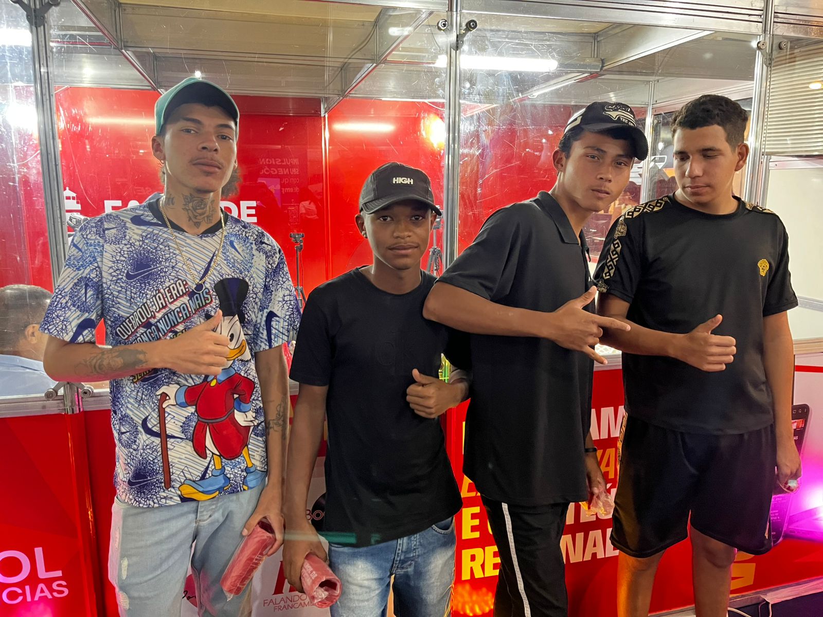 Estande do Farol e da TV Farol recebe público e políticos em Serra Talhada