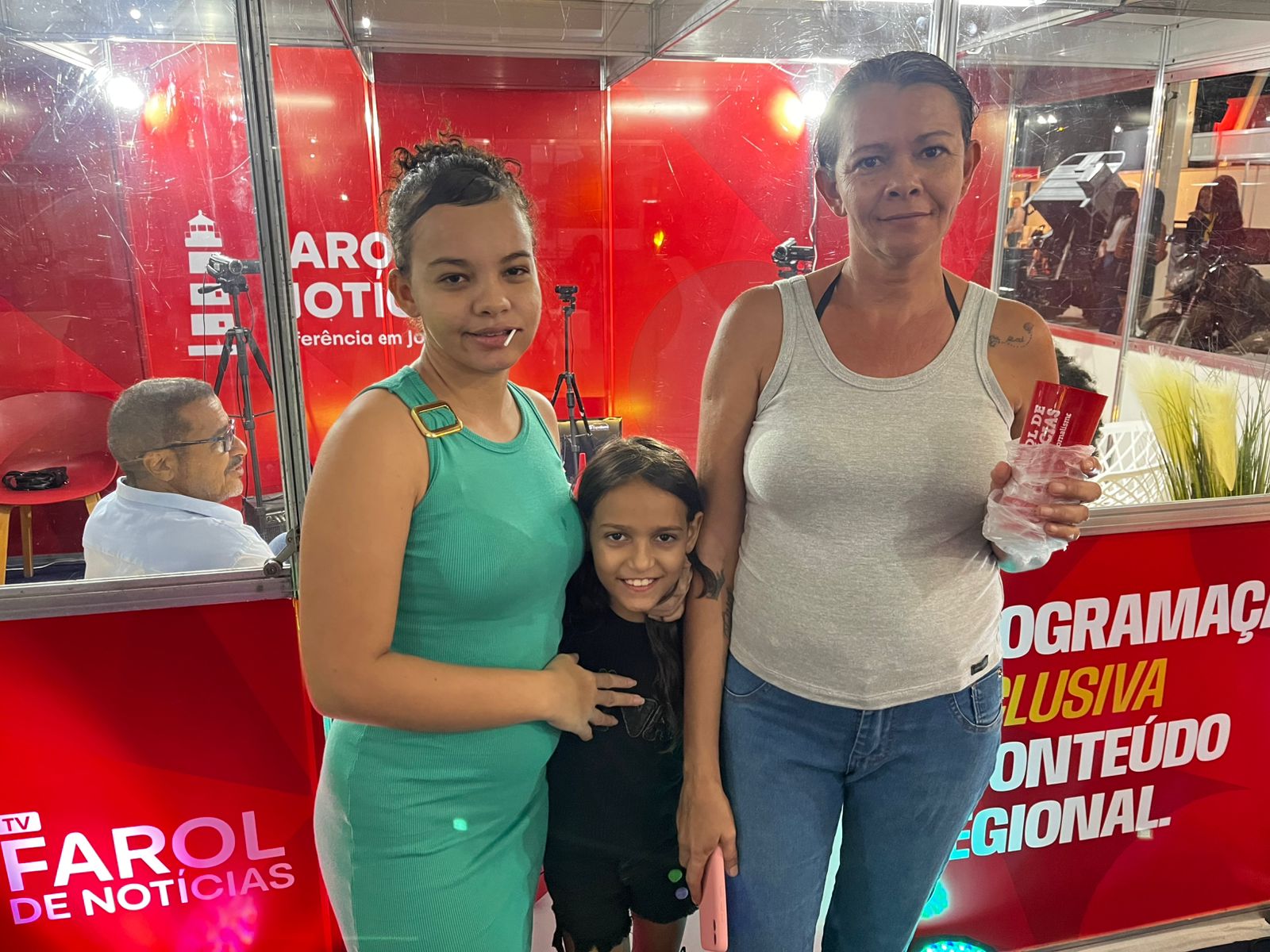 Estande do Farol e da TV Farol recebe público e políticos em Serra Talhada