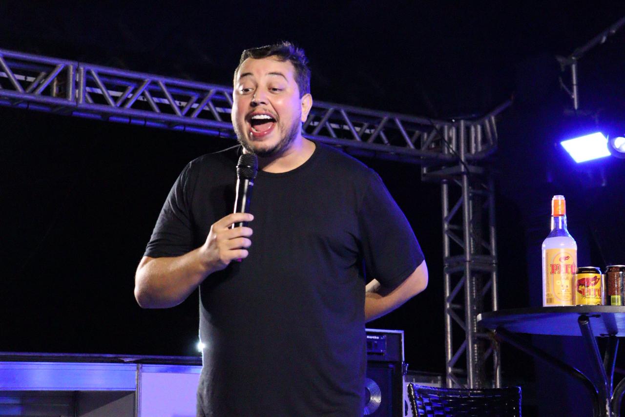 Multidão lota palco com Raphael Moura e Renan da Resenha no 2º dia