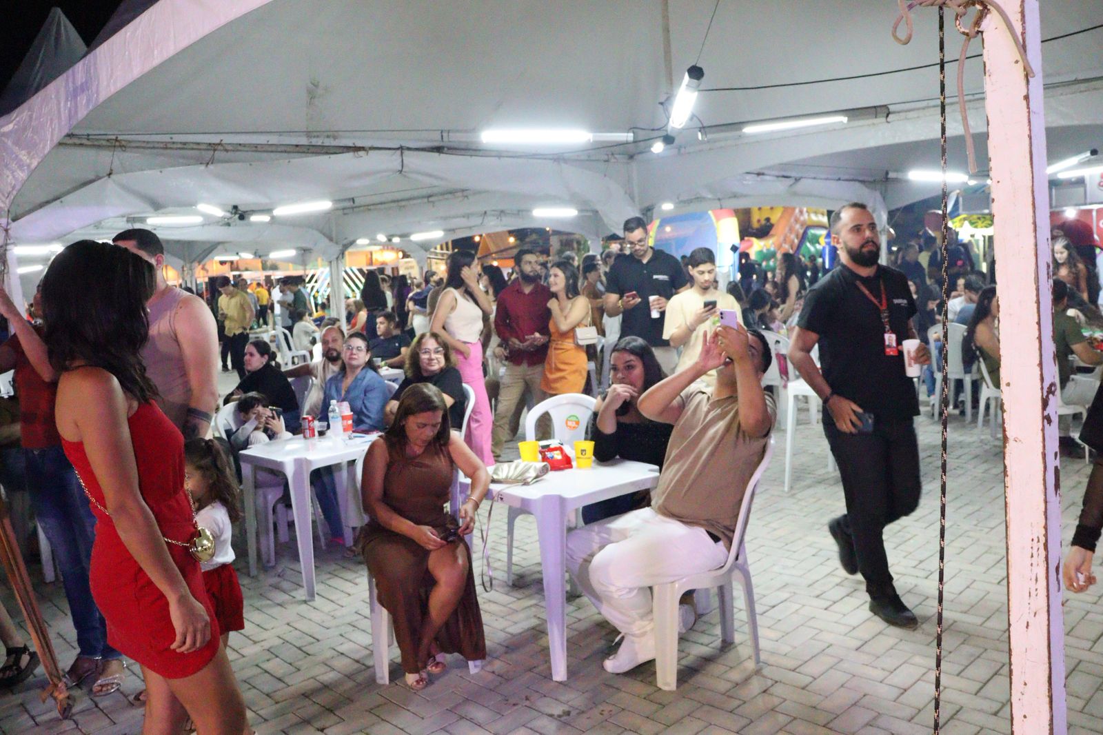 2ª noite da ExpoSerra com estandes cheios, muito forró e resenha em ST