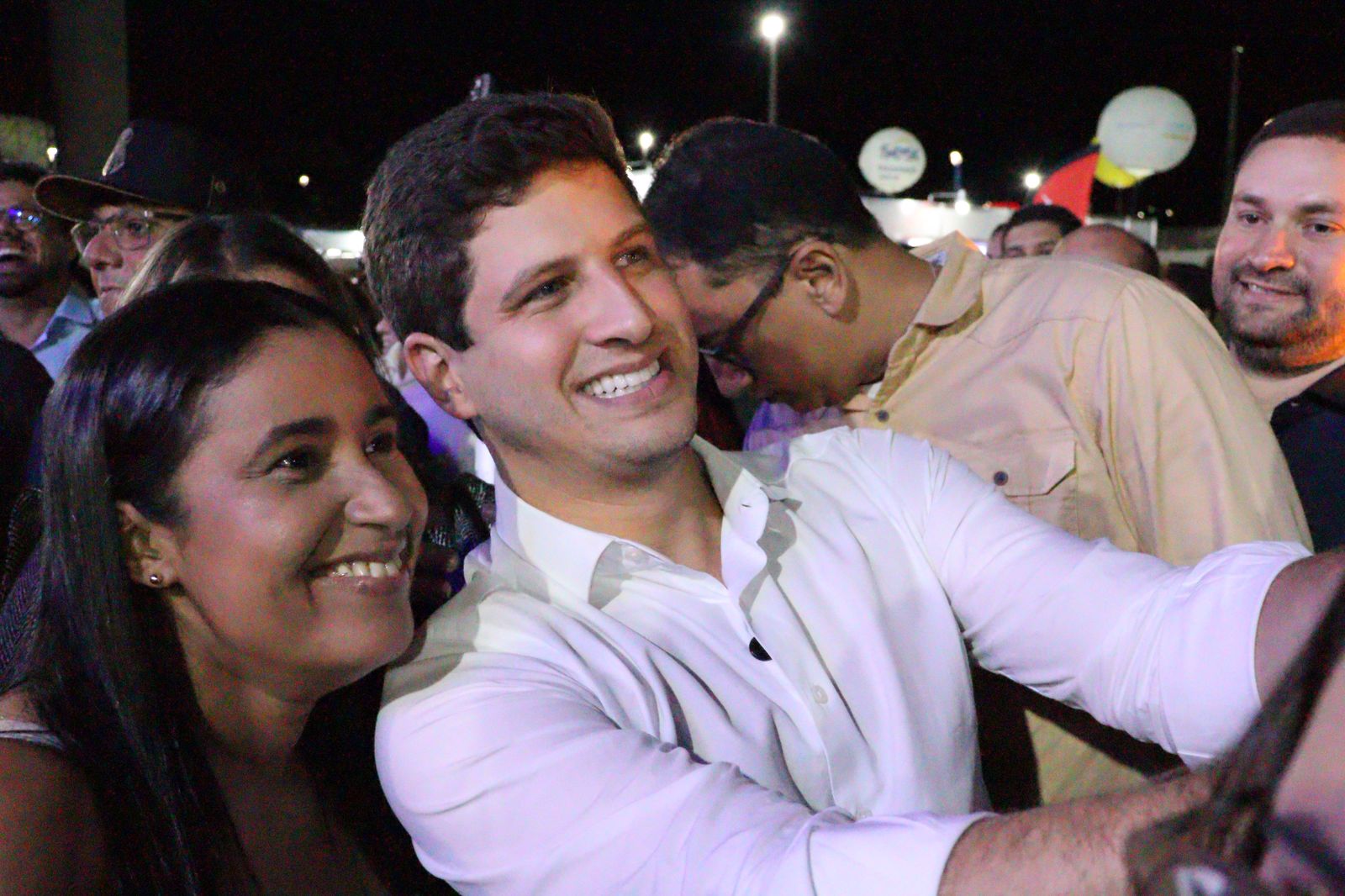 João Campos é recebido aos gritos de 'governador' pelo time de Márcia