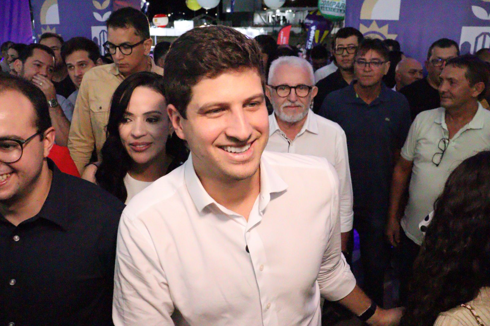 João Campos é recebido aos gritos de 'governador' pelo time de Márcia