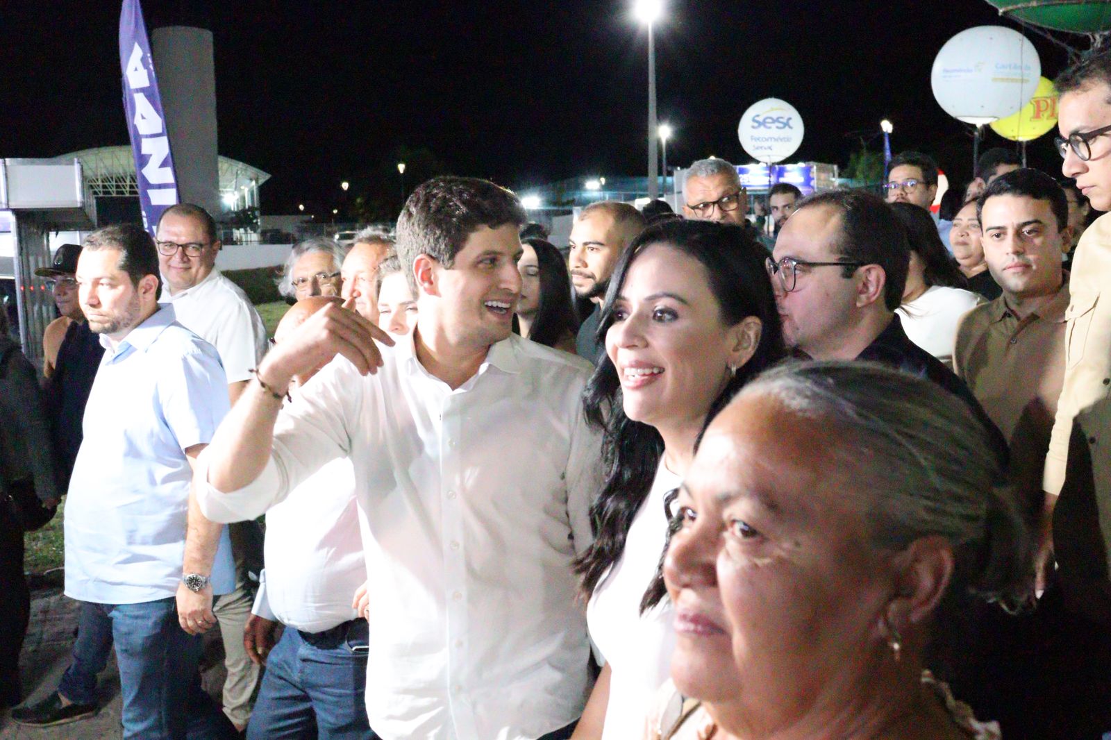 João Campos é recebido aos gritos de 'governador' pelo time de Márcia