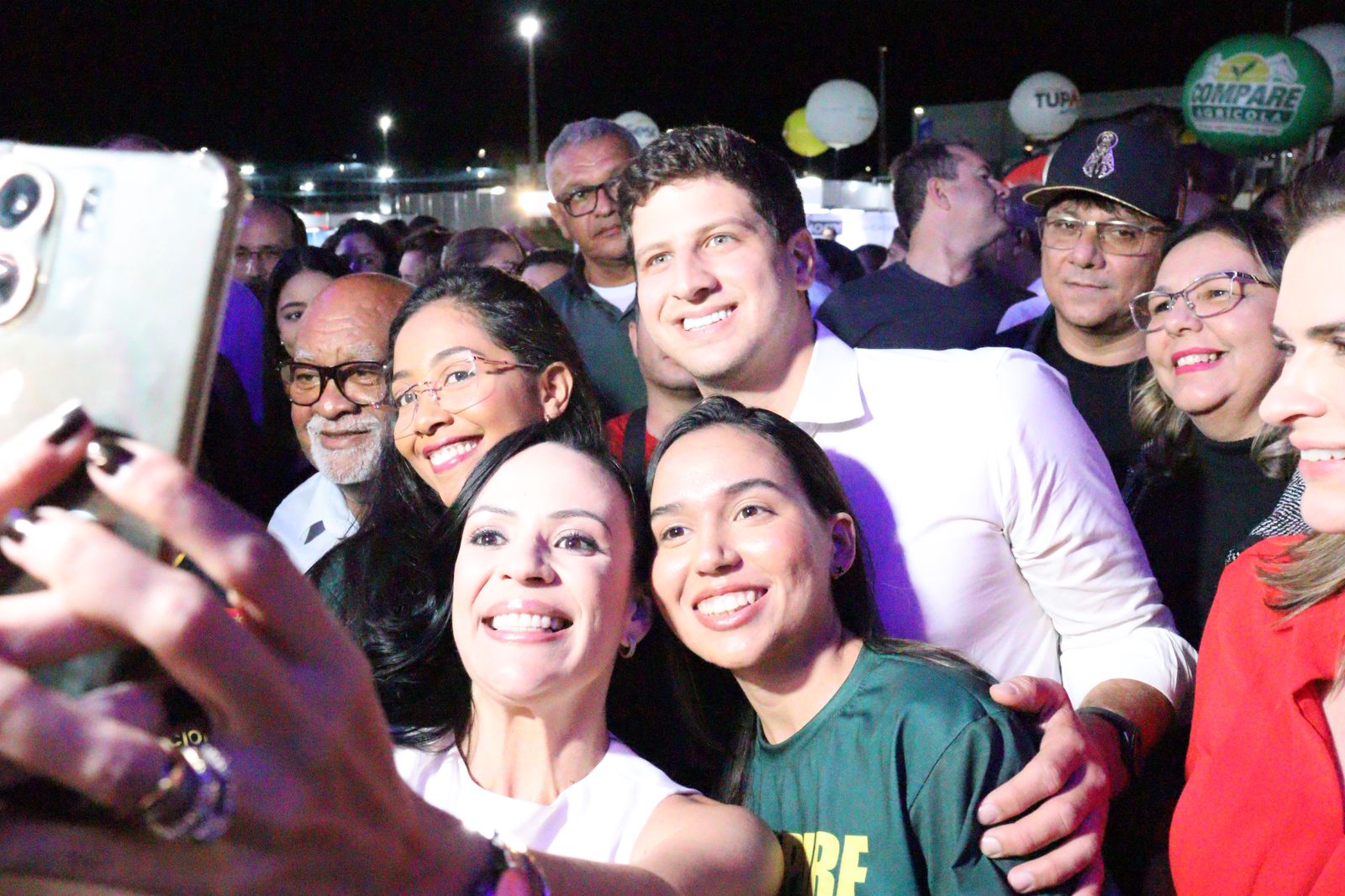 João Campos é recebido aos gritos de 'governador' pelo time de Márcia