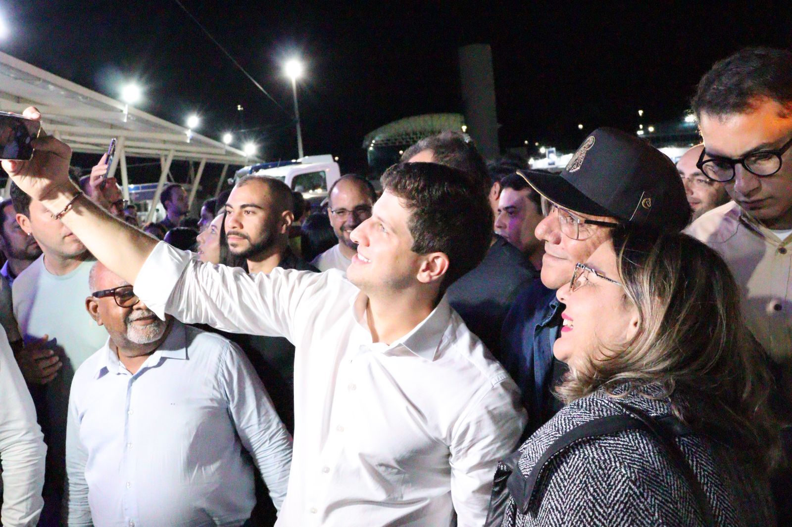 João Campos é recebido aos gritos de 'governador' pelo time de Márcia