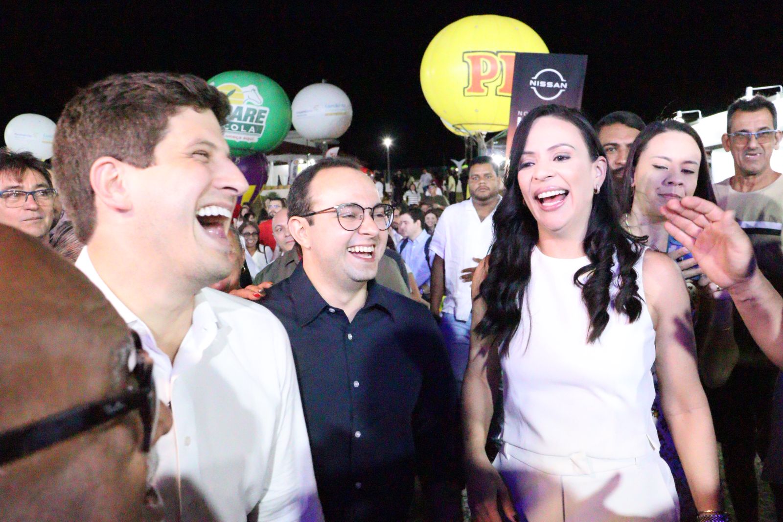 João Campos é recebido aos gritos de 'governador' pelo time de Márcia