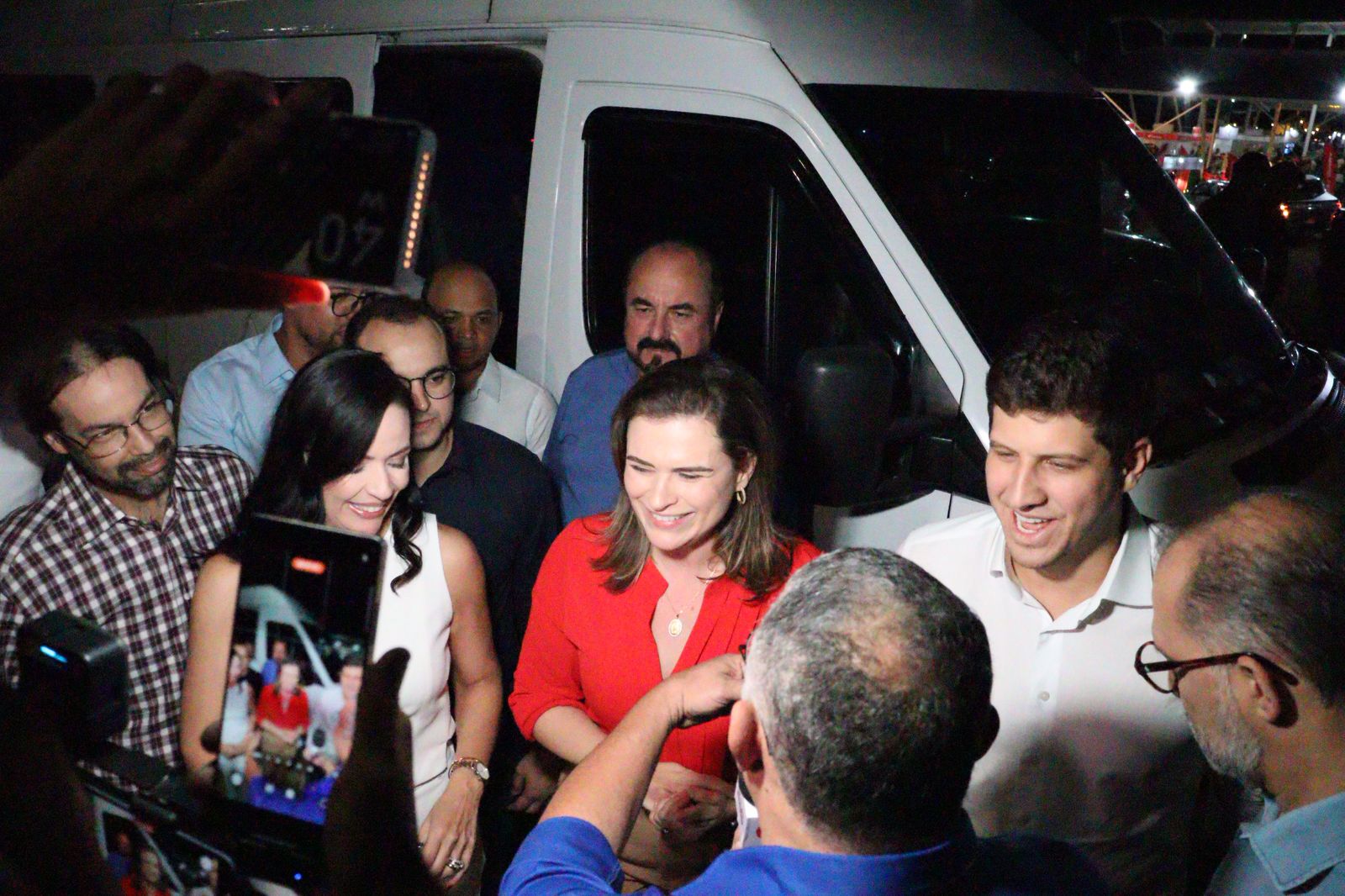 João Campos é recebido aos gritos de 'governador' pelo time de Márcia