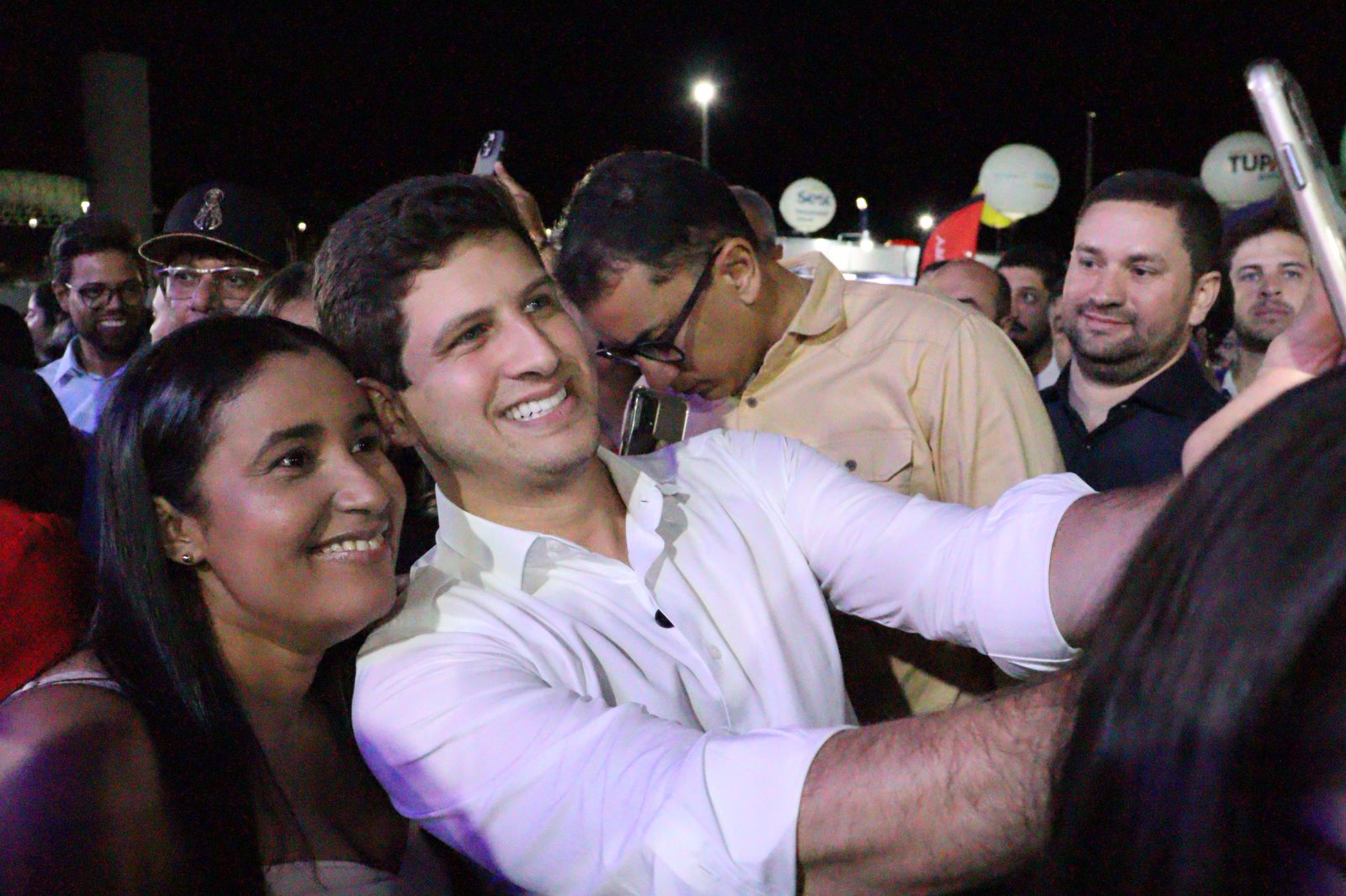 João Campos é recebido aos gritos de 'governador' pelo time de Márcia