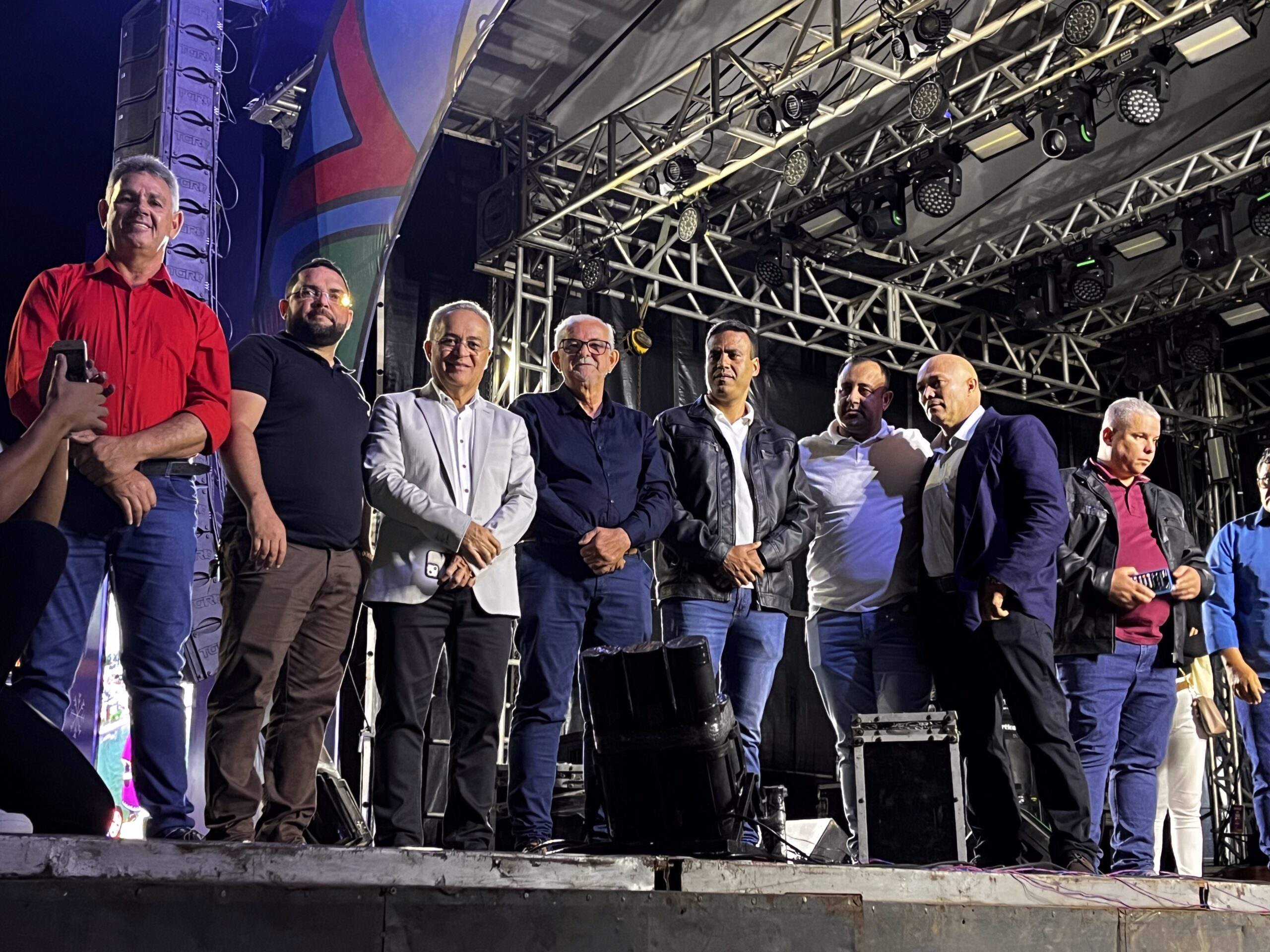 Prefeito Luciano Bonfim entrega fonte luminosa no Lago João Barbosa