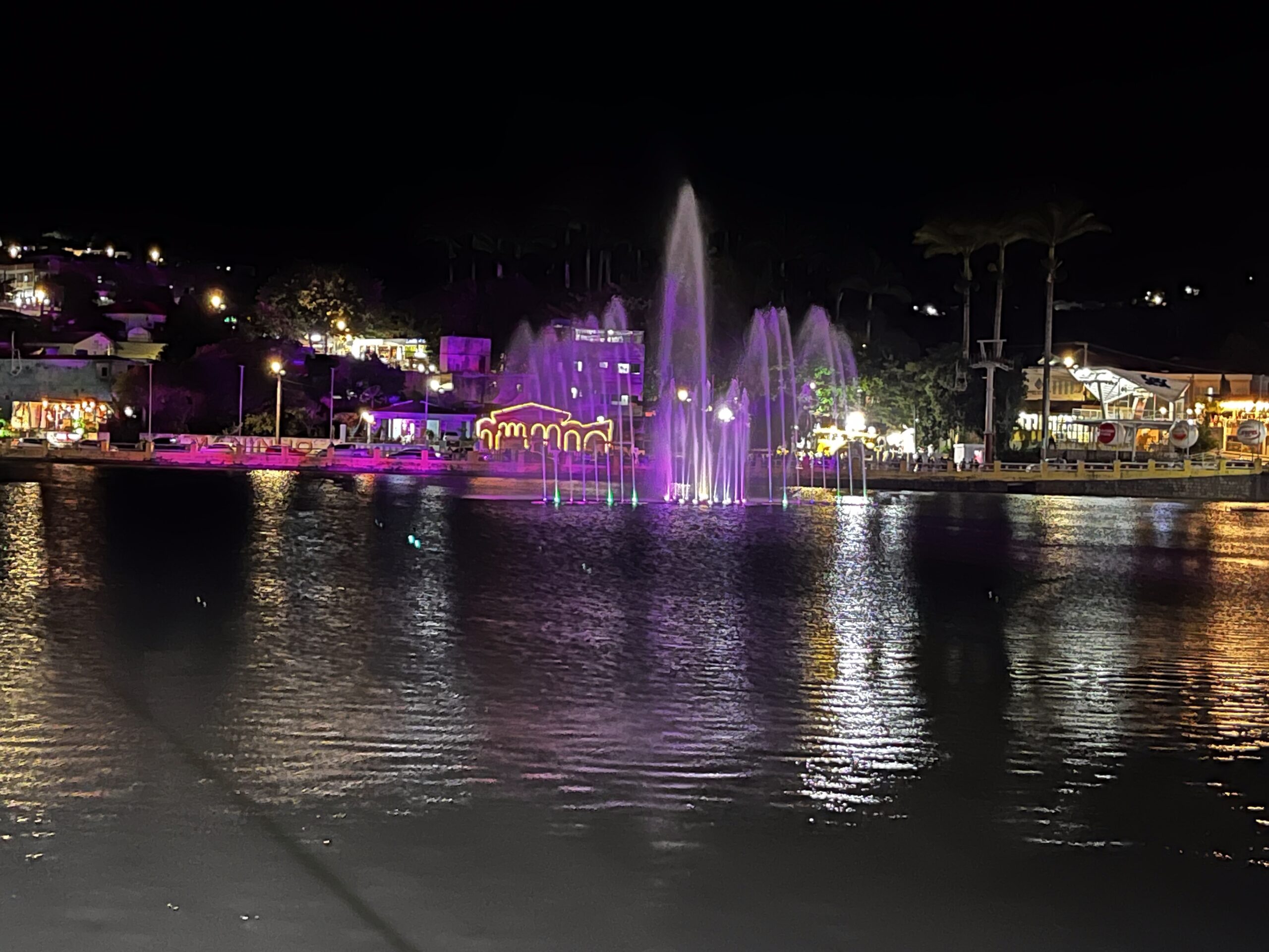 Prefeito Luciano Bonfim entrega fonte luminosa no Lago João Barbosa