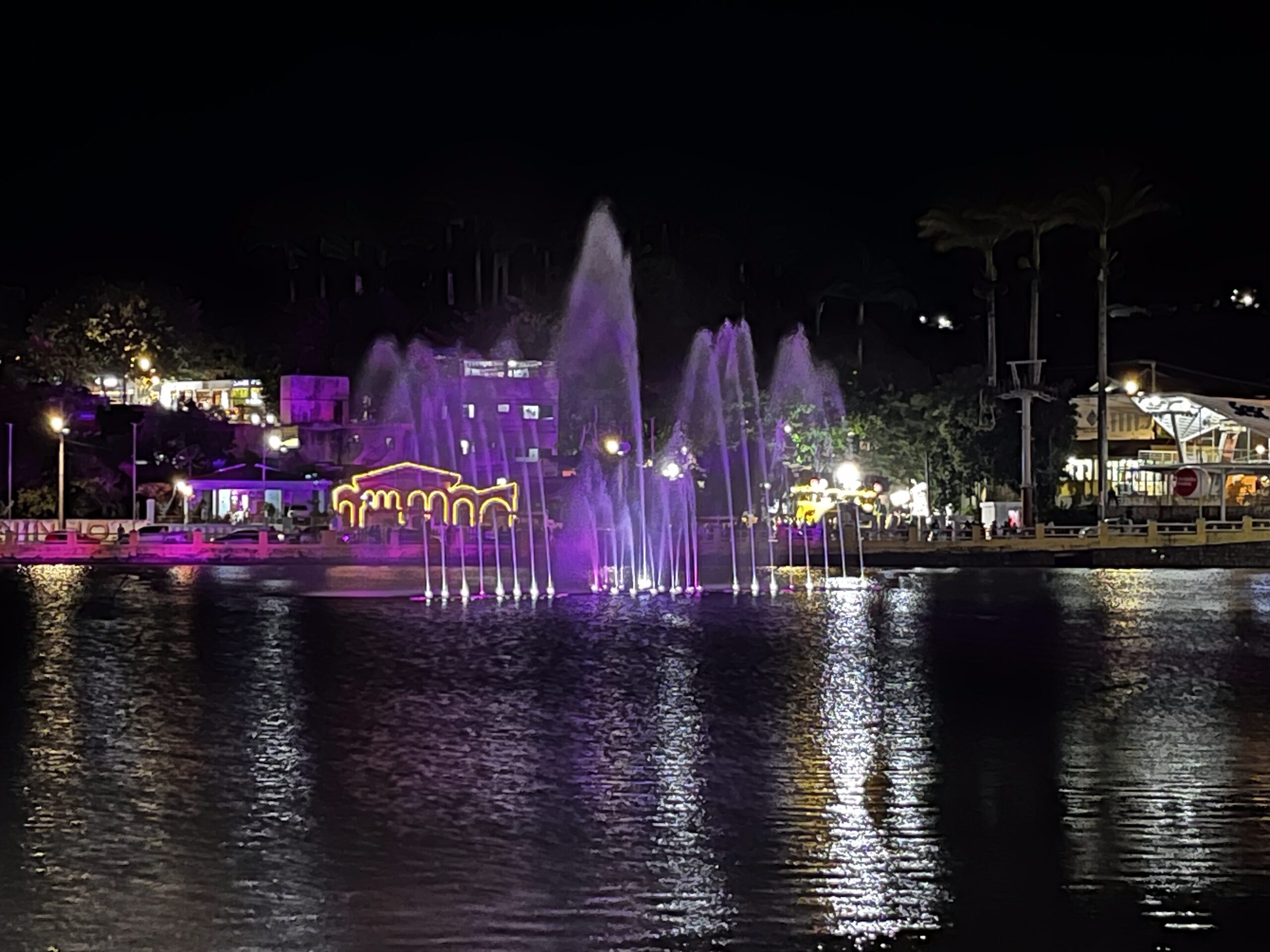 Prefeito Luciano Bonfim entrega fonte luminosa no Lago João Barbosa