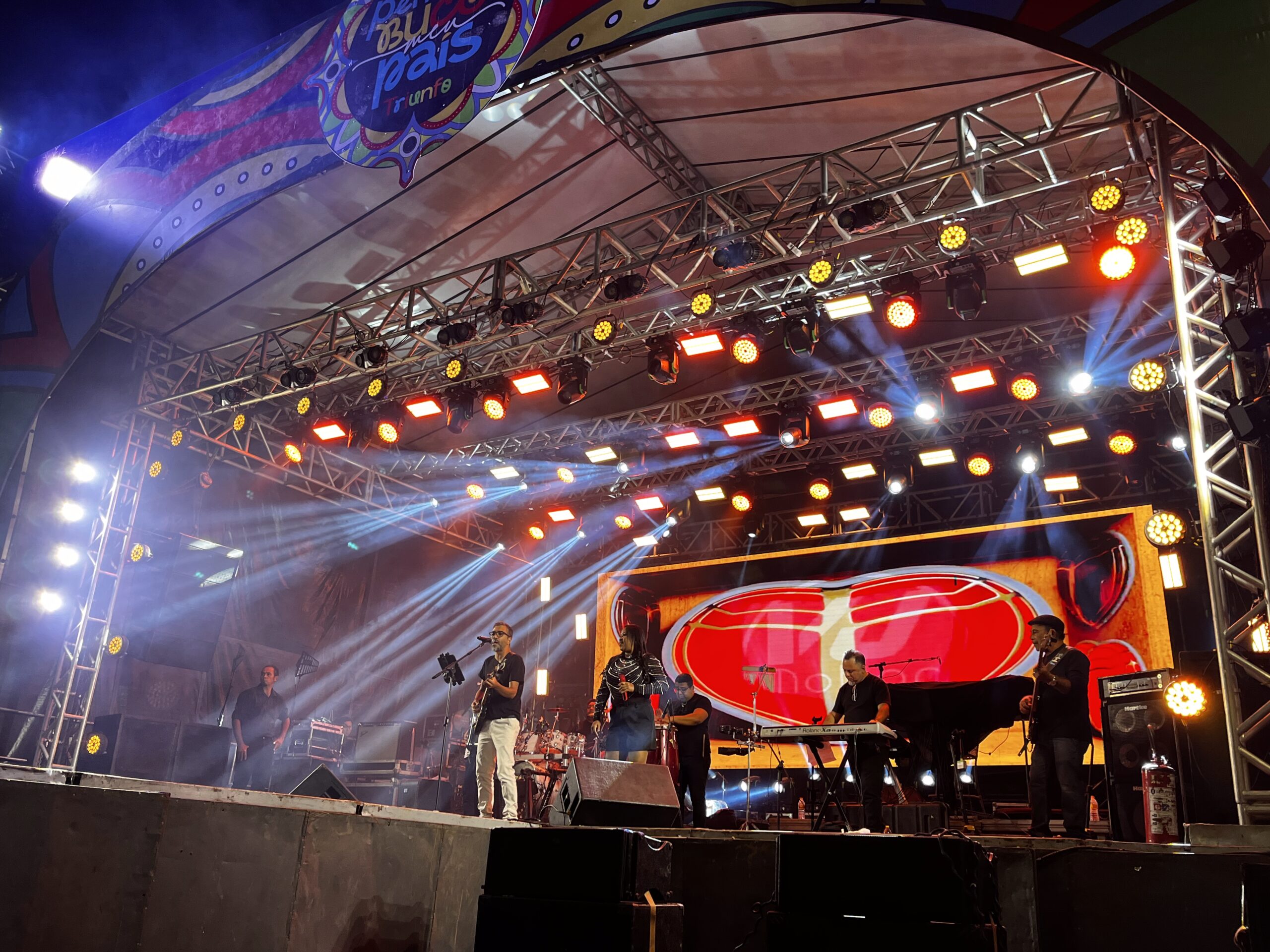 Trio Parada Dura e The Fevers encerram 67ª Festa dos Estudantes