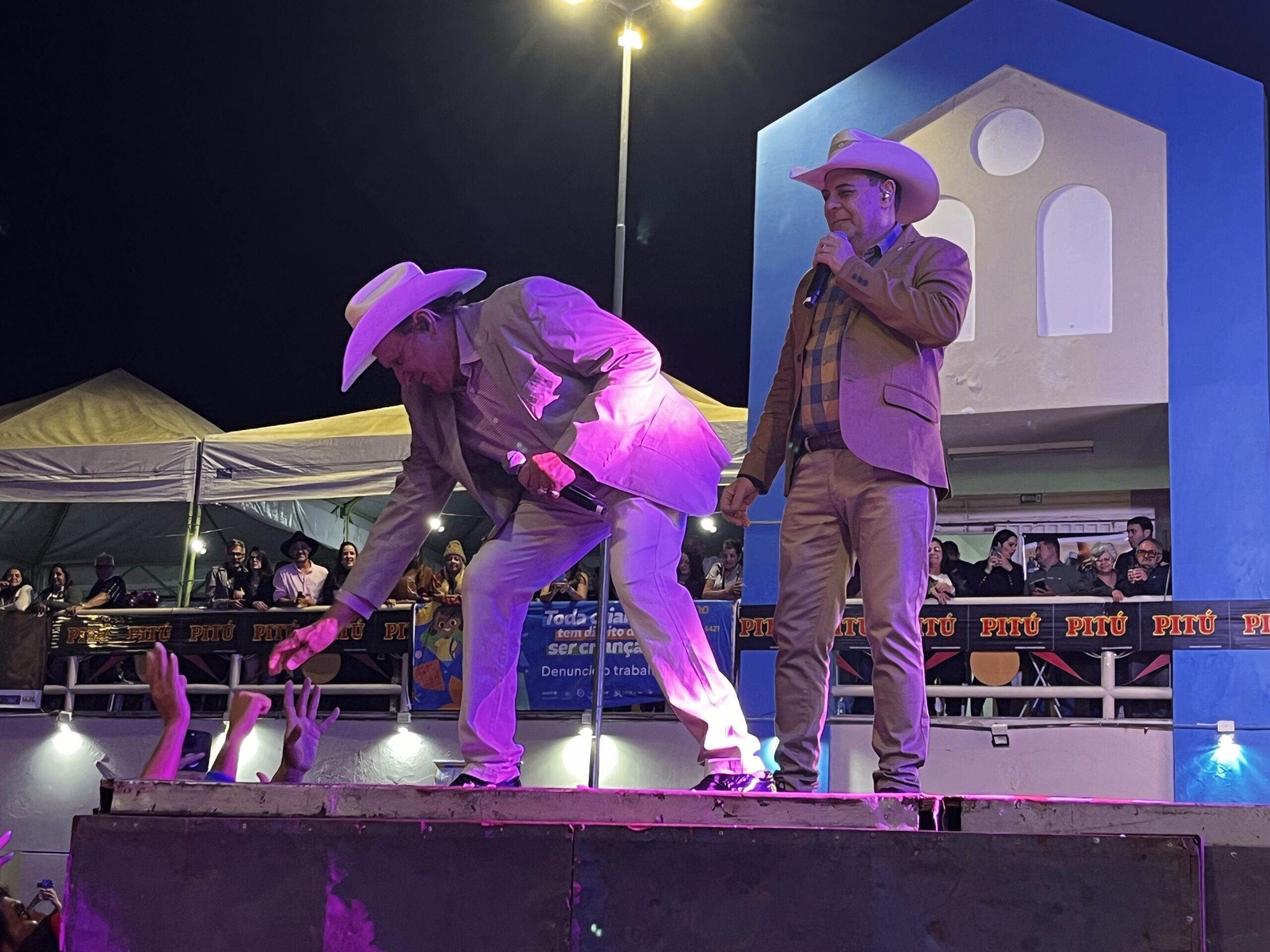 Trio Parada Dura e The Fevers encerram 67ª Festa dos Estudantes