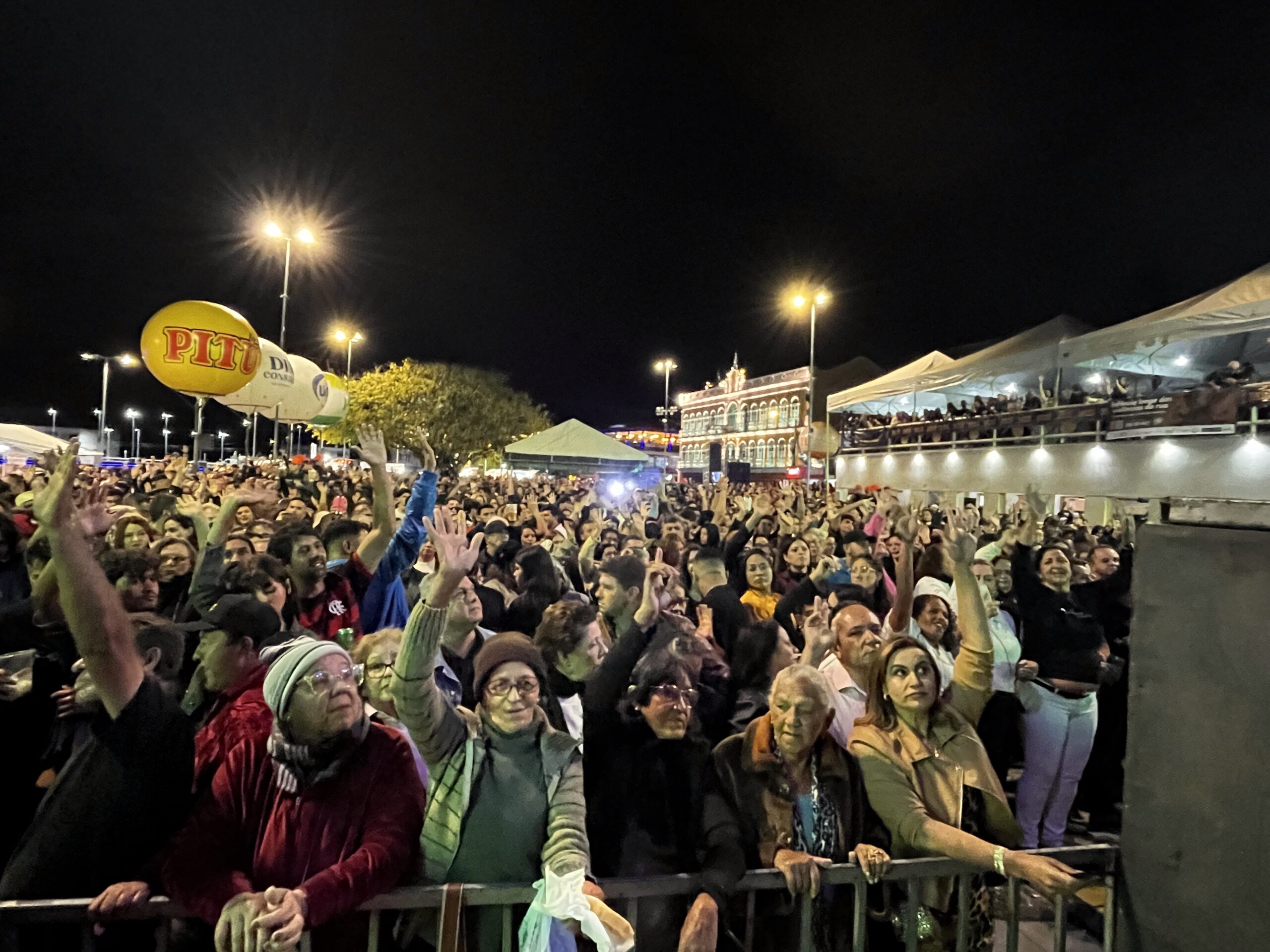 Trio Parada Dura e The Fevers encerram 67ª Festa dos Estudantes