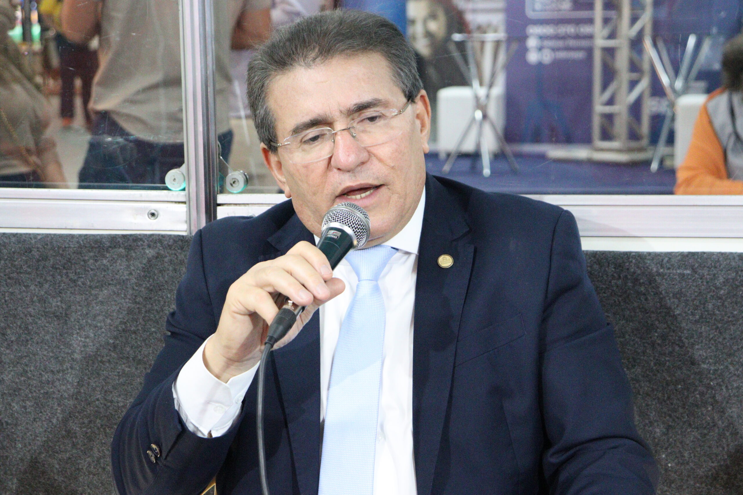 Duque sobe o tom e chama Márcia de 'tirana com a máquina na mão'