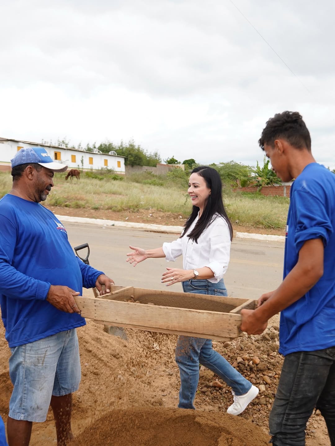 Márcia Conrado fiscaliza obra e abraça moradores no bairro Vila Bela 1 Márcia