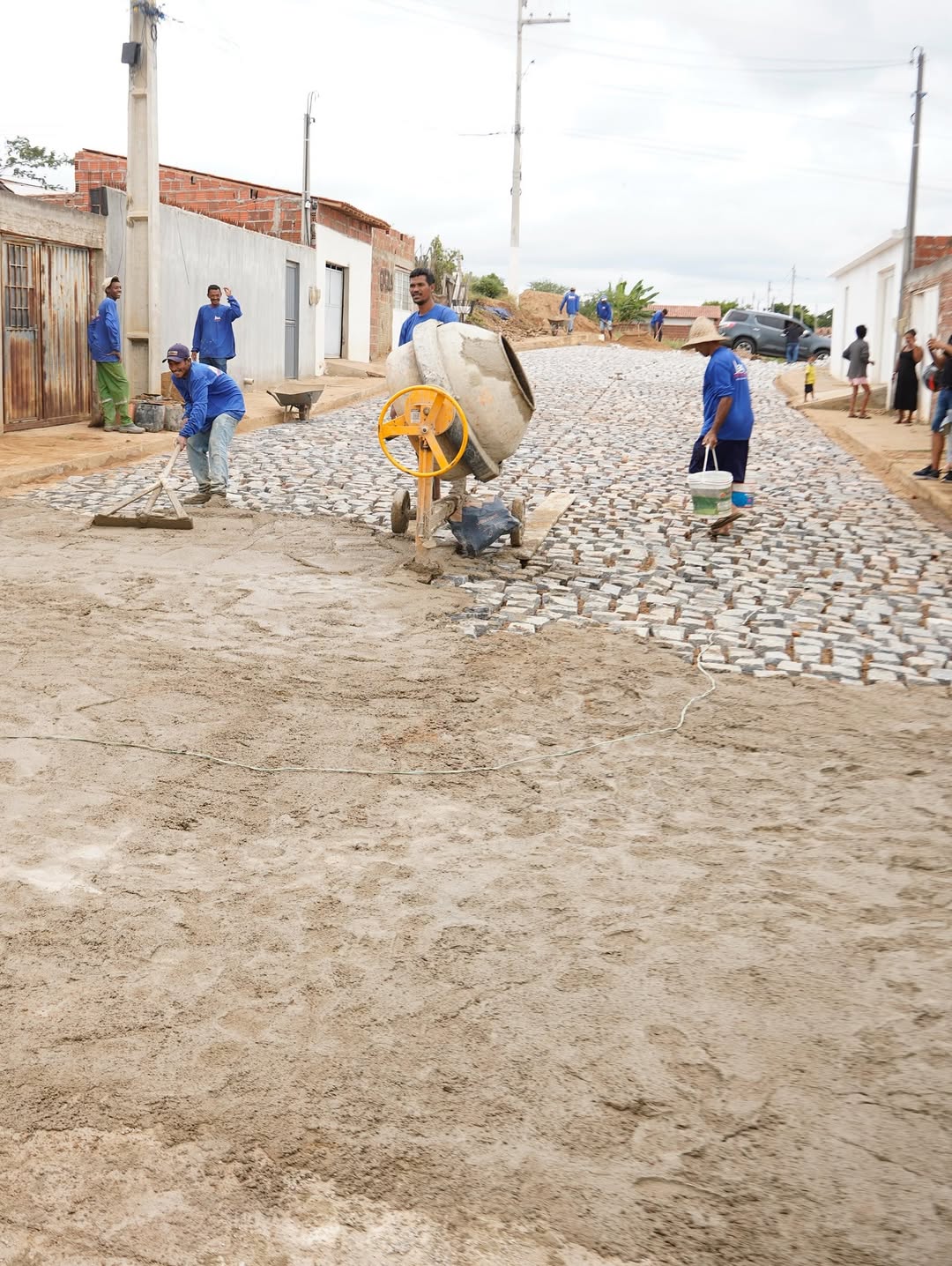 Márcia Conrado fiscaliza obra e abraça moradores no bairro Vila Bela