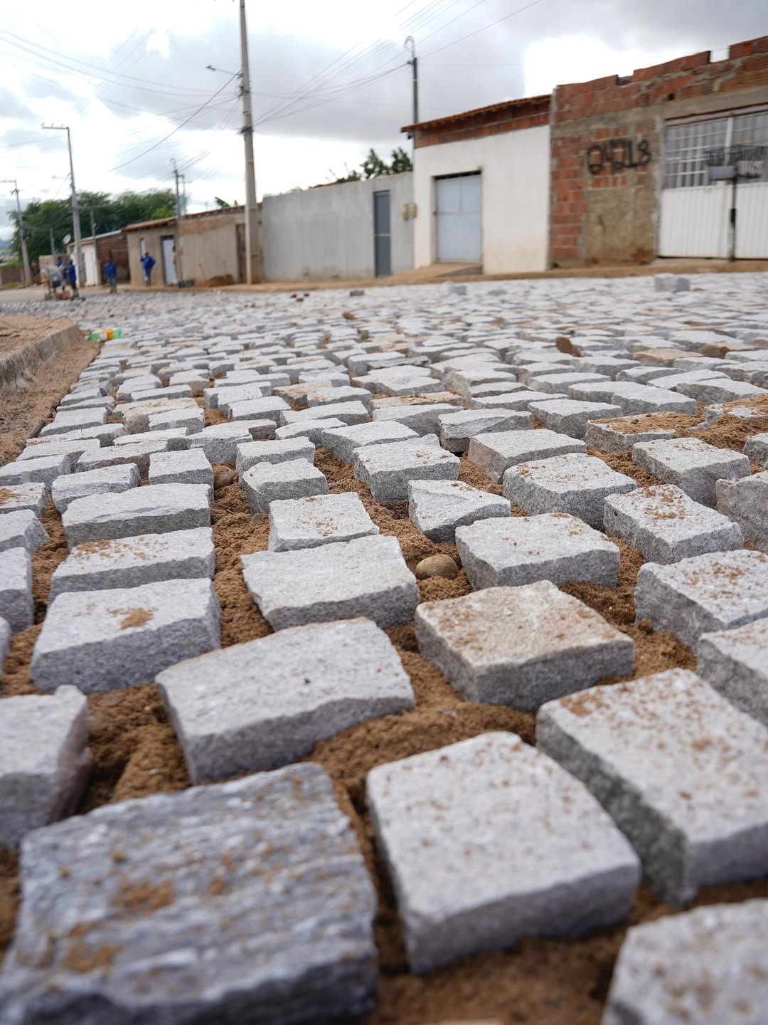 Márcia Conrado fiscaliza obra e abraça moradores no bairro Vila Bela