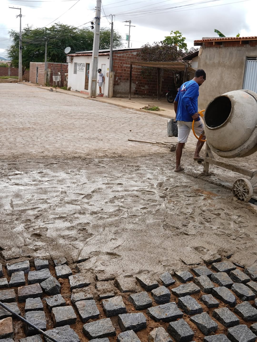 Márcia Conrado fiscaliza obra e abraça moradores no bairro Vila Bela