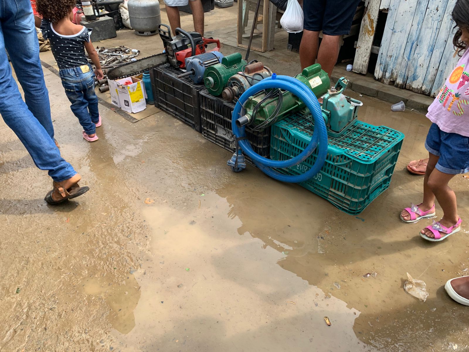 Comerciantes se revoltam e denunciam abandono após chuvas